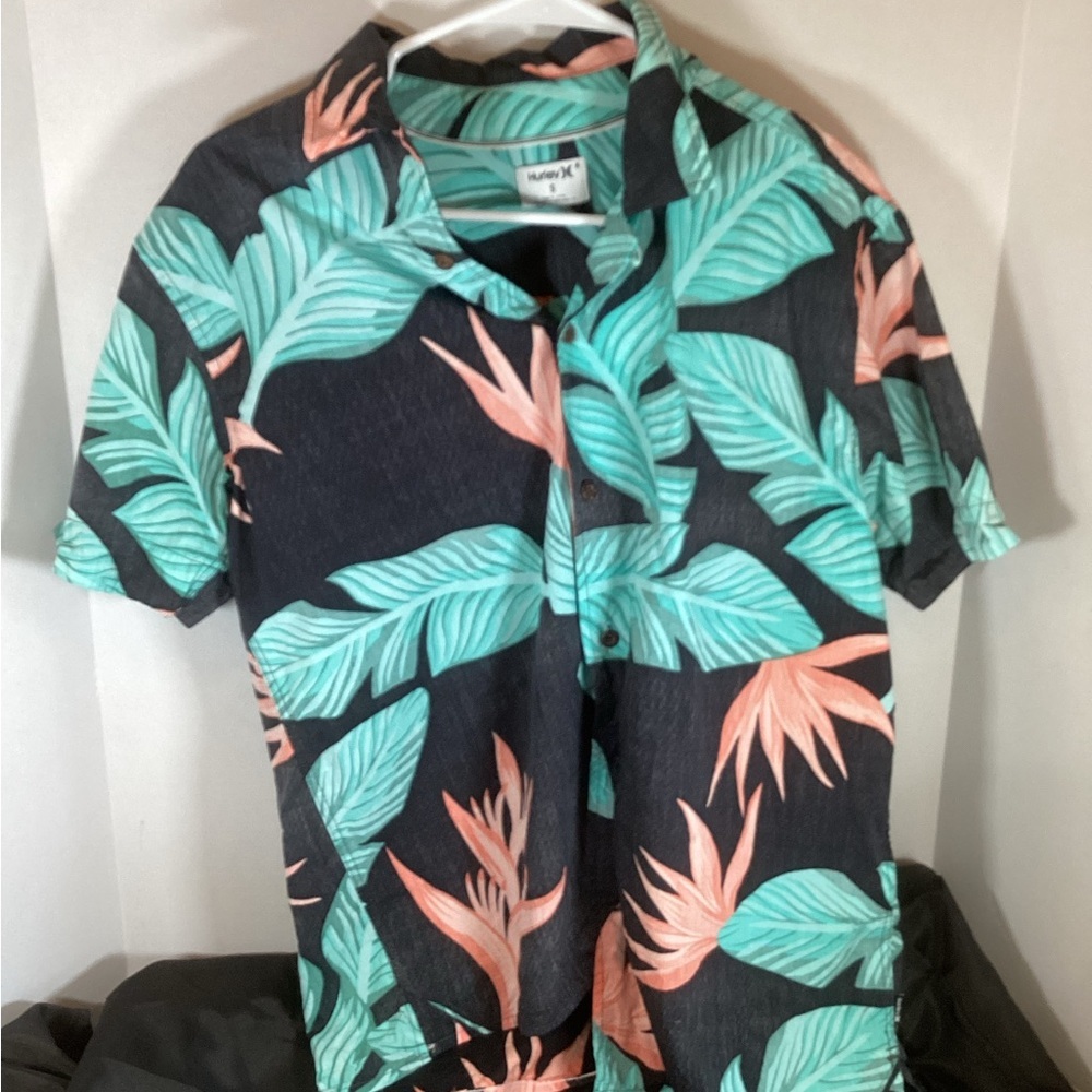 Hurley ,Men’s Tropical Shirt   ,
Size Small